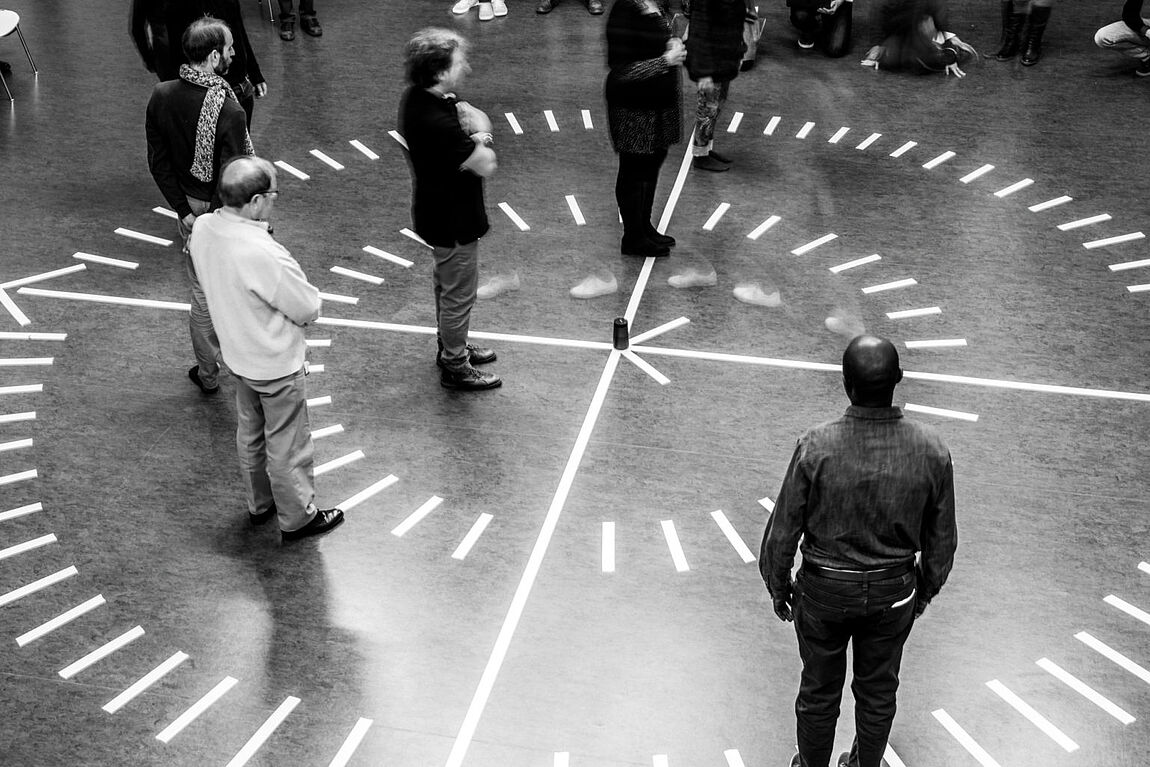 Image en noir et blanc avec des personnes sur une boussole