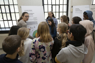Groupe d’élèves écoutant la médiatrice dans le musée de sismologie