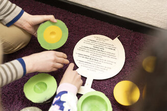 Élèves en train de faire l’atelier pédagogique « A l'écoute de Madame Terre »