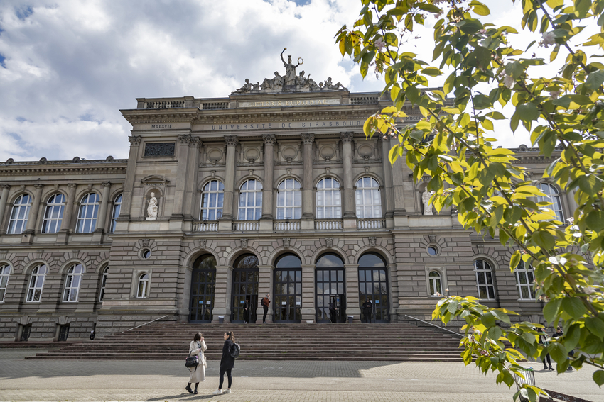 Extérieur du palais universitaire au printemps